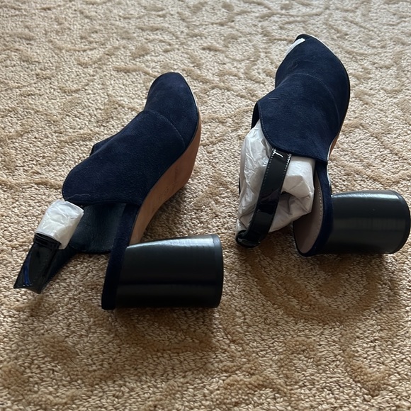 Donald Pliner NWOT navy suede heels - Picture 4 of 5